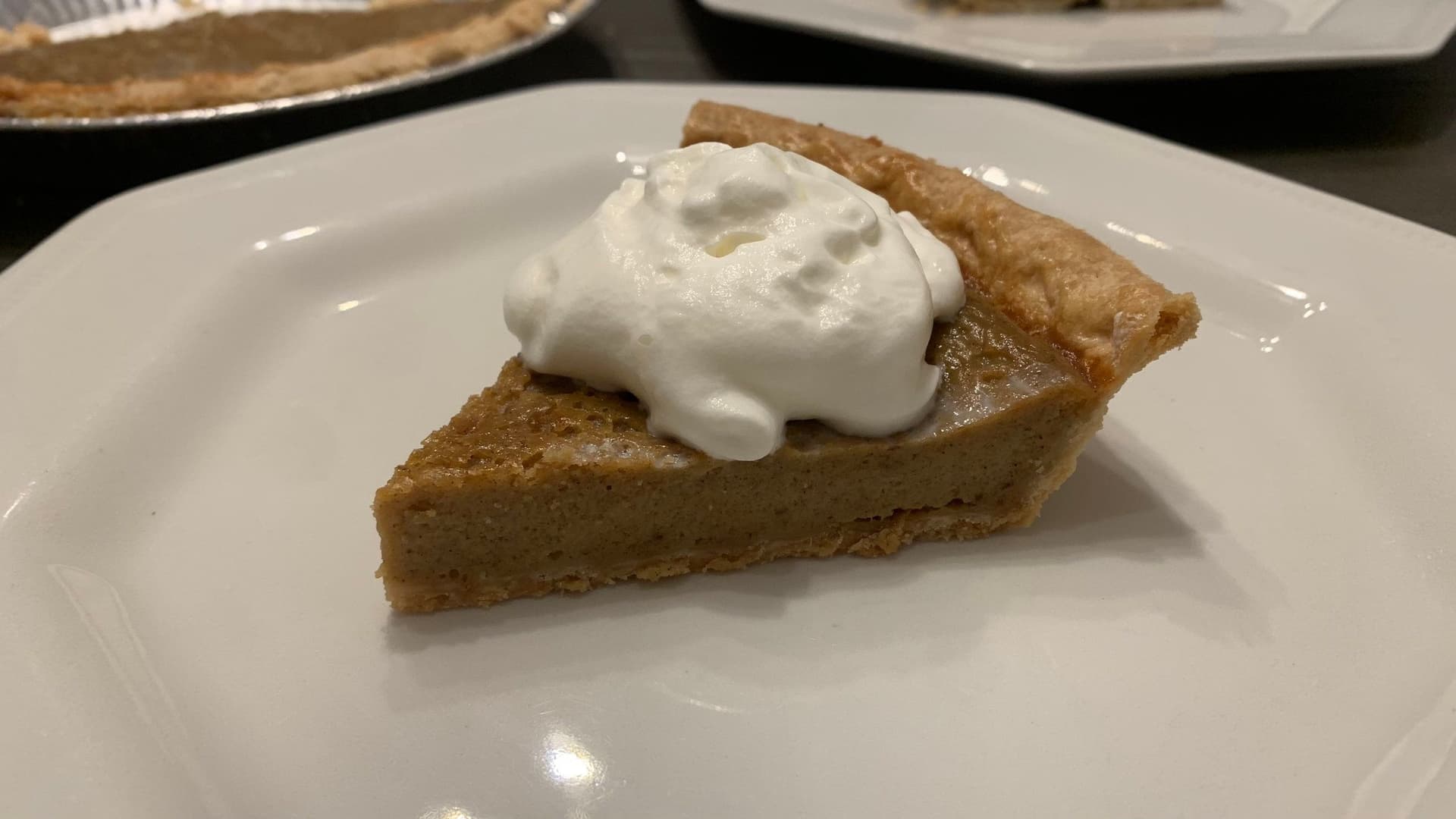 This Flaky Deep Dish Pumpkin Pie Is Perfect For Fall!