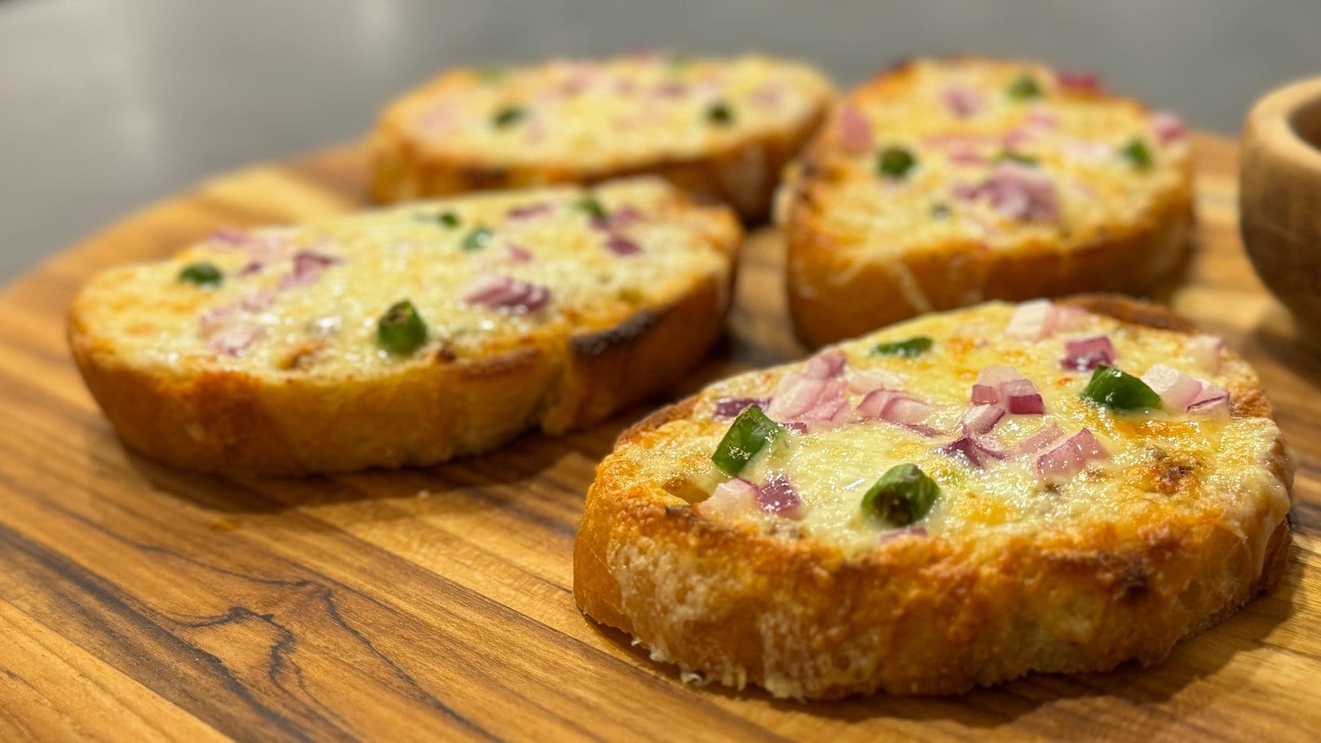 Pizza Hut India Spicy Supreme Garlic Bread